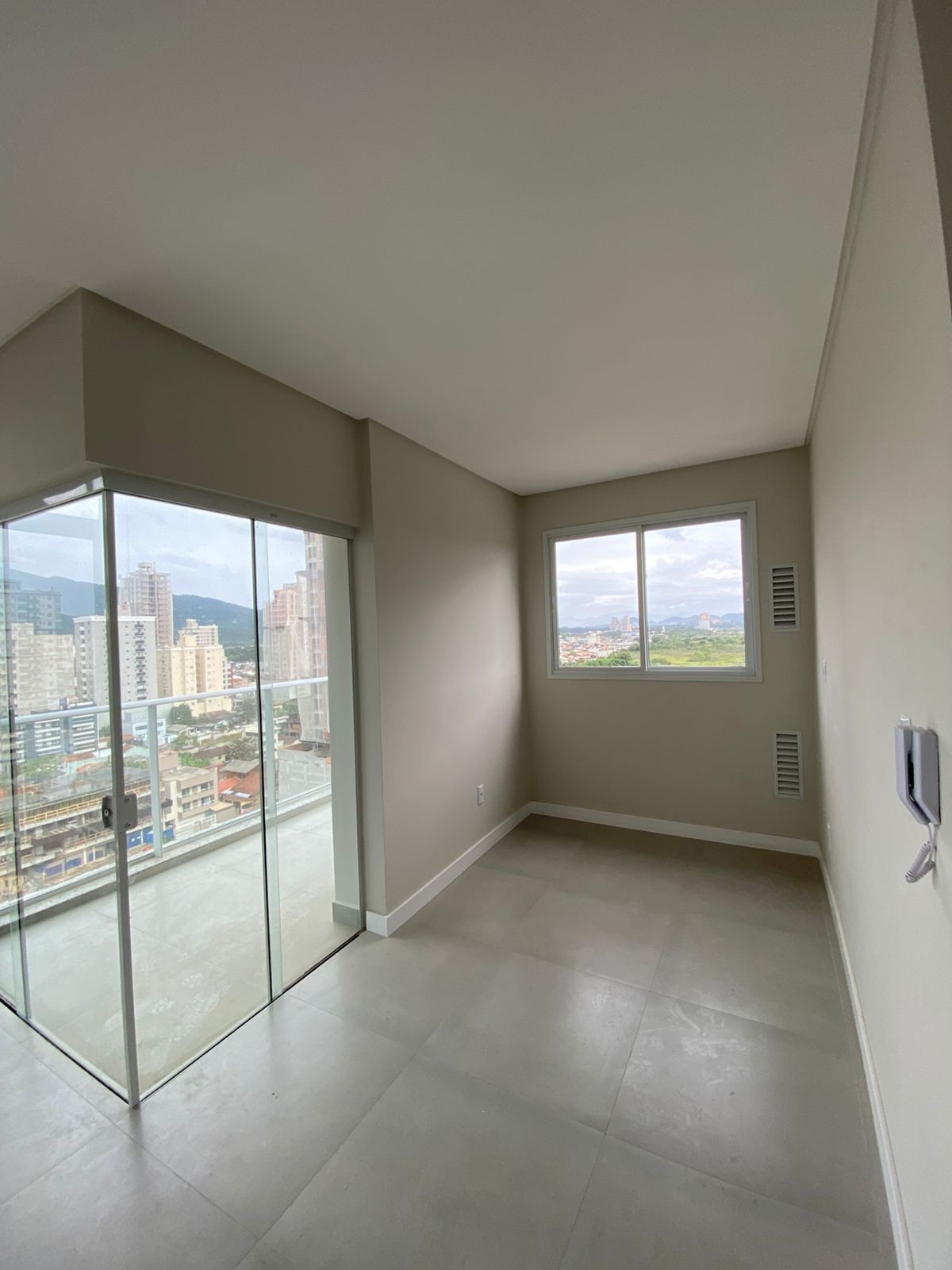 Apartamento Pronto par5a morar em Porto Belo/SC com 65m² área privativa sendo 1 suíte 1 vaga de garagem, área de lazer completa