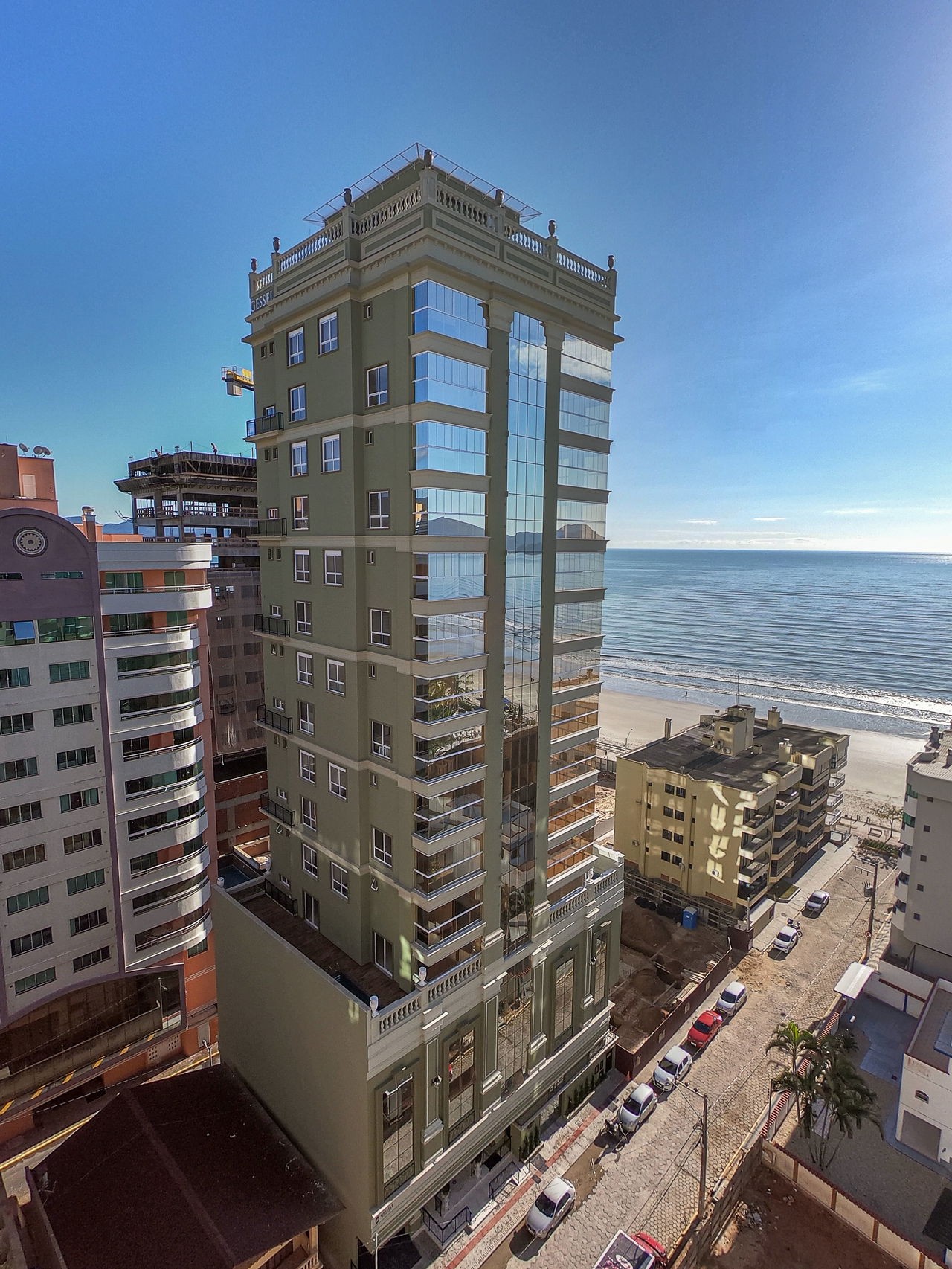 Apartamento pronto para morar em Itapema/SC bairro Meia Praia, com 251,50m² área privativa sendo 4 suítes 2 vagas de garagem, lazer completo