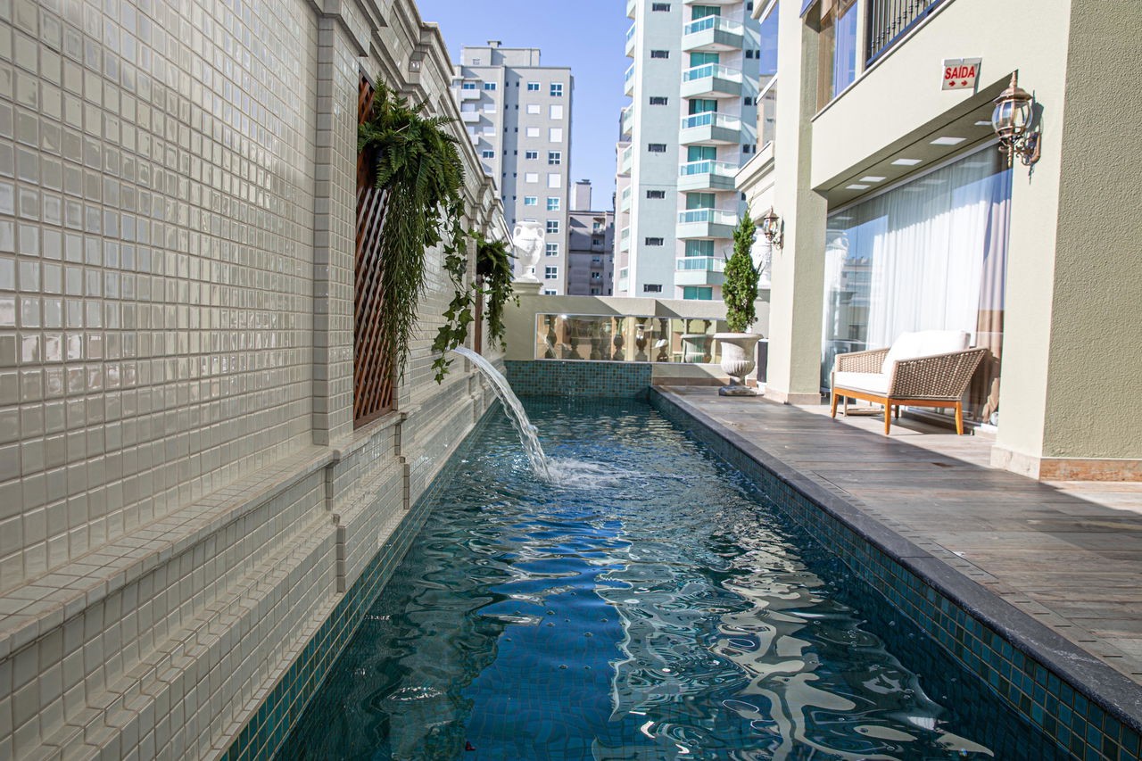 Apartamento pronto para morar em Itapema/SC bairro Meia Praia, com 251,50m² área privativa sendo 4 suítes 2 vagas de garagem, lazer completo