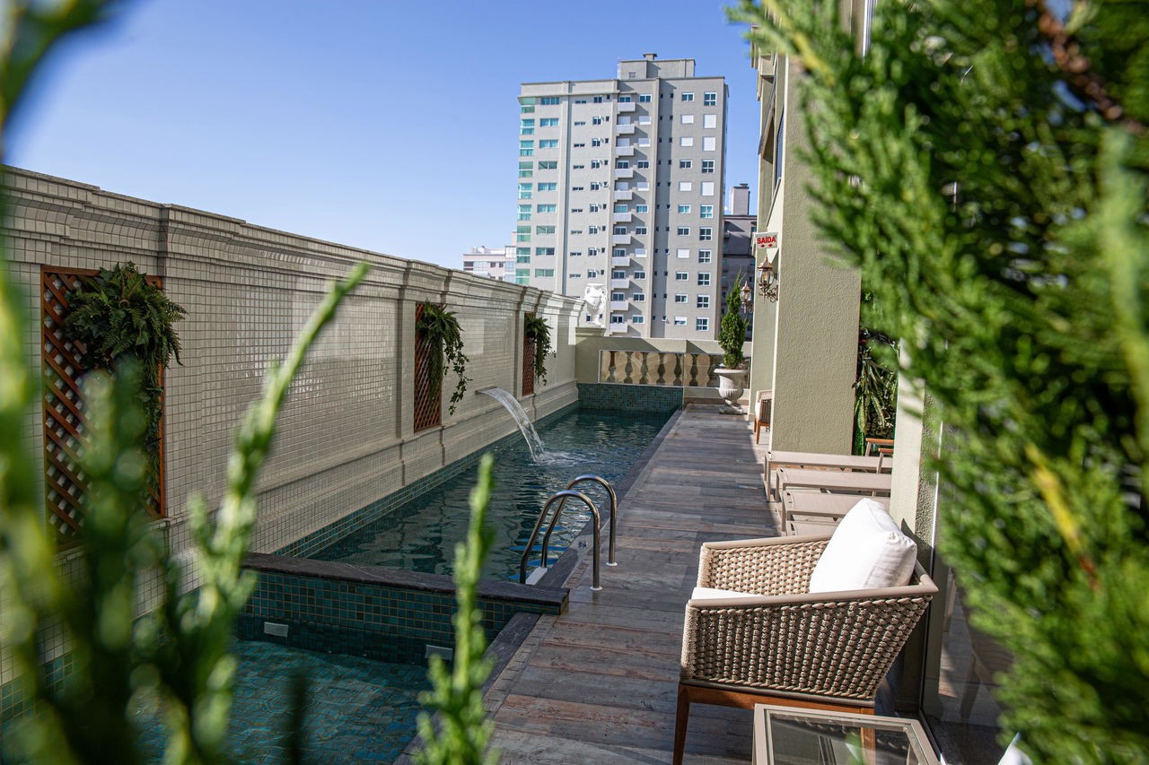 Apartamento pronto para morar em Itapema/SC bairro Meia Praia, com 251,50m² área privativa sendo 4 suítes 2 vagas de garagem, lazer completo