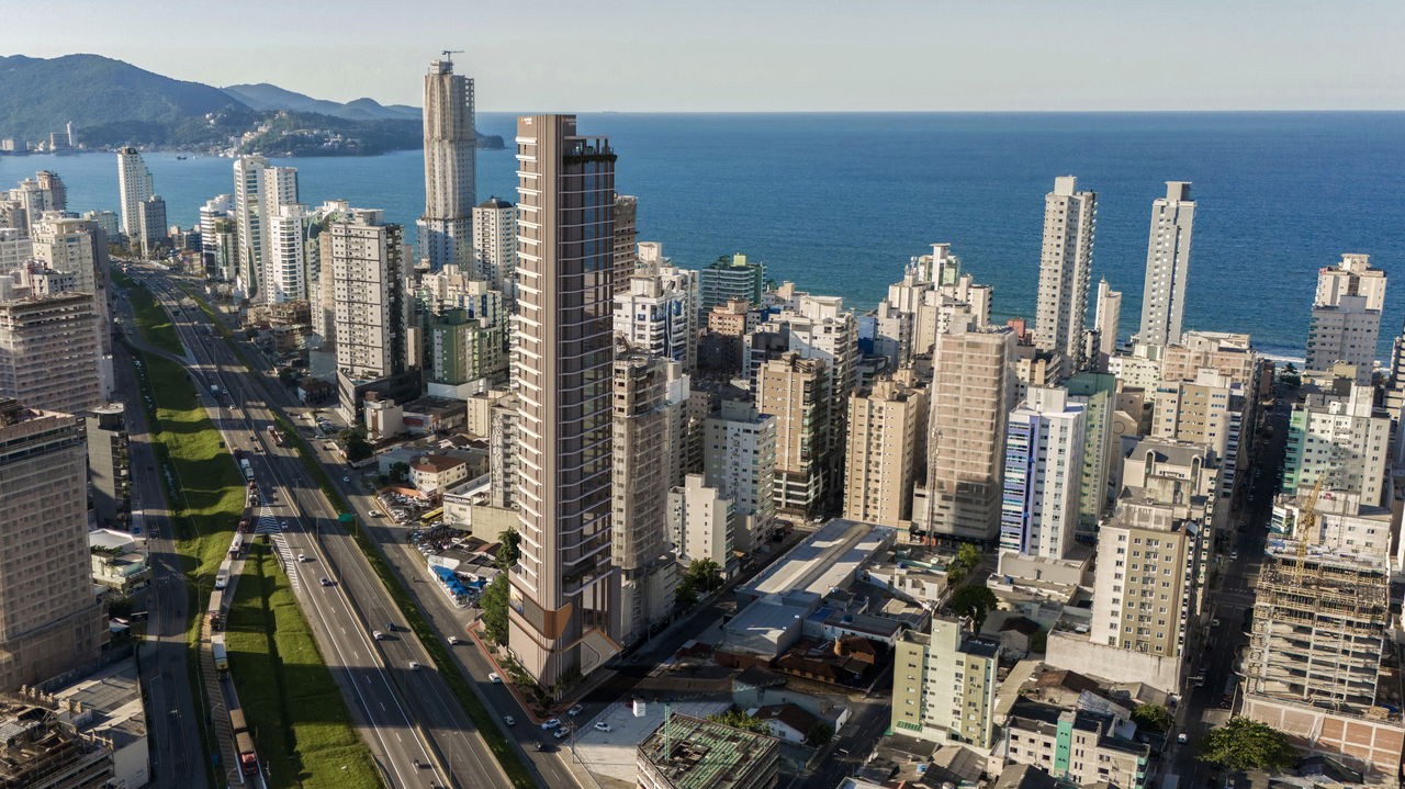 Apartamento em Itapema/SC bairro Meia Praia, com 70m² área privativa com 2 dormitórios sendo 1 suíte 1 vaga de garagem lazer completa