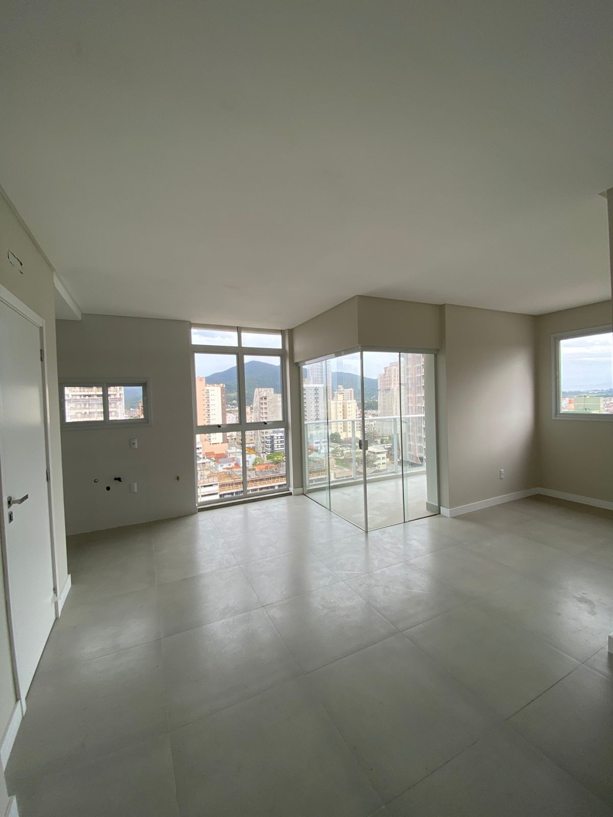 Apartamento Pronto par5a morar em Porto Belo/SC com 65m² área privativa sendo 1 suíte 1 vaga de garagem, área de lazer completa
