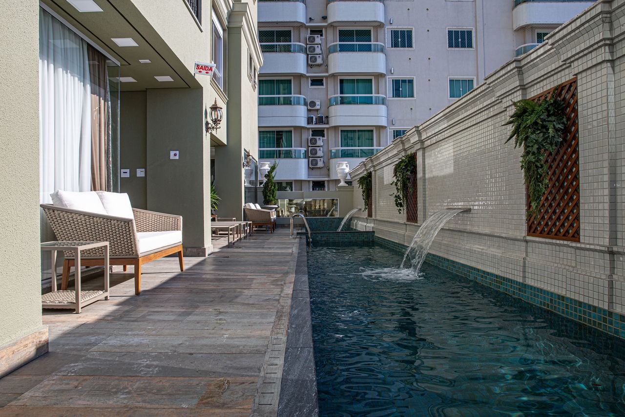 Apartamento pronto para morar em Itapema/SC bairro Meia Praia, com 251,50m² área privativa sendo 4 suítes 2 vagas de garagem, lazer completo