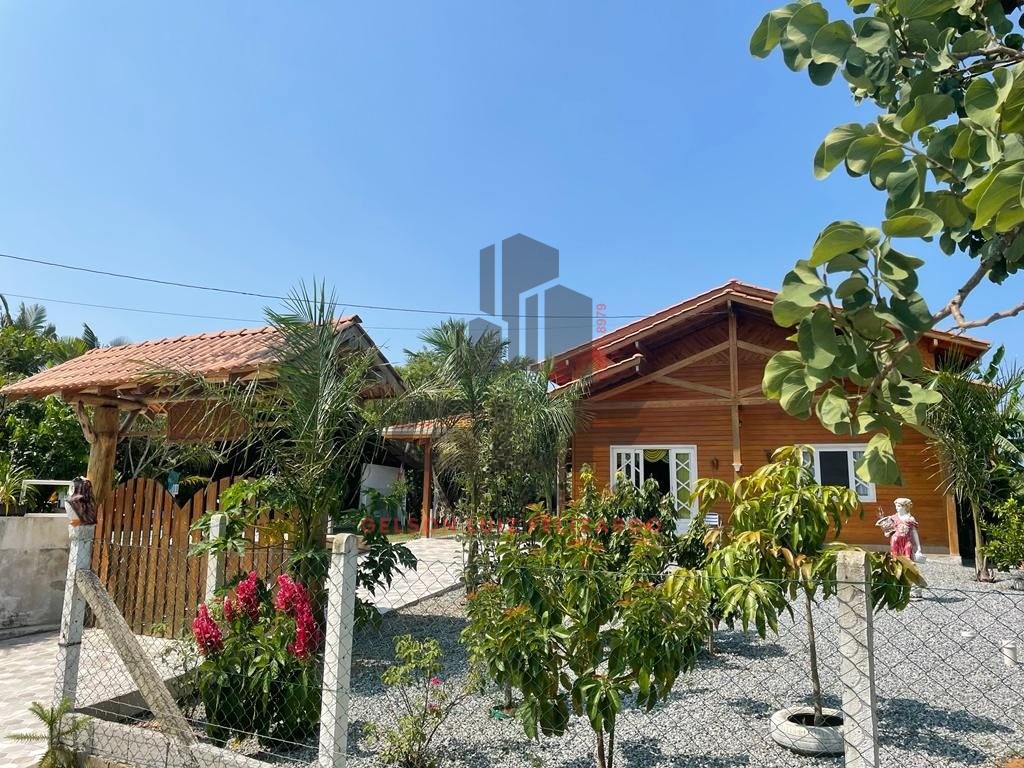 Chacara a venda em Itapema/SC sendo 1100m² área privativa, com 2 dormitórios, 1 vaga de garagem, área de lazer com piscina, área verde