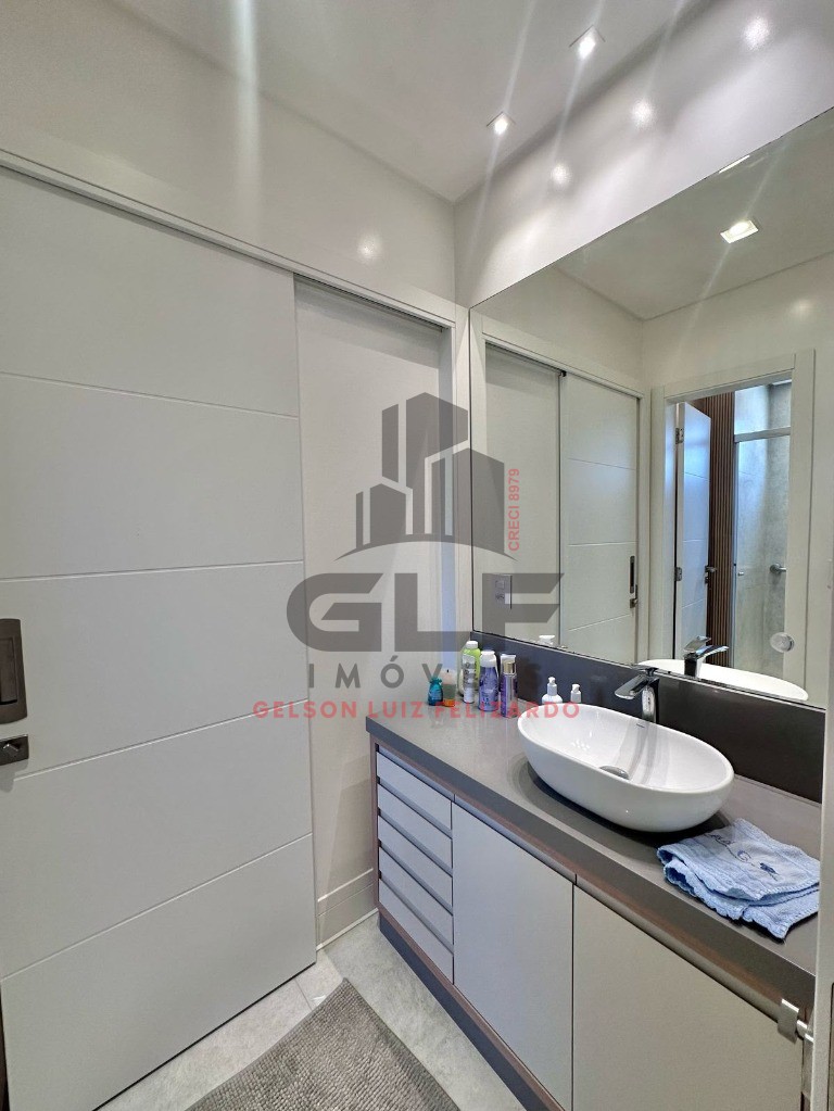 Vende se apartamento pronto em Itapema/SC bairro Centro, com 117m² área privativa sendo 3 dormitórios 3 vagas de garagem lazer completo
