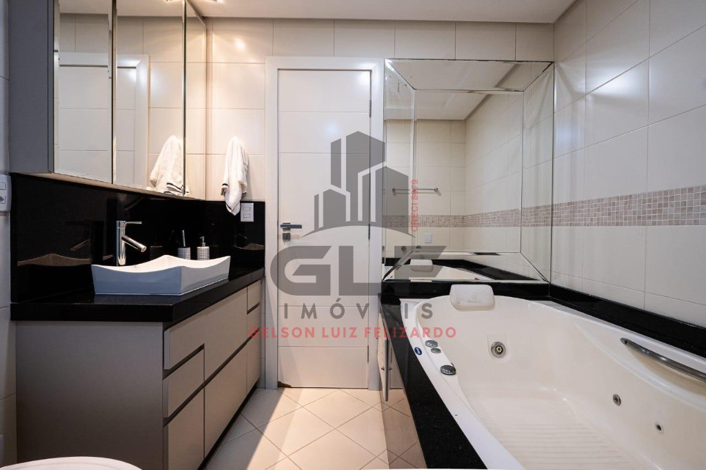 Apartamento a venda em Itapema/SC bairro Meia Praia, com 260,78m² área privativa sendo 4 suítes 2 vagas de garagem 5 banheiros, área de lazer completa
