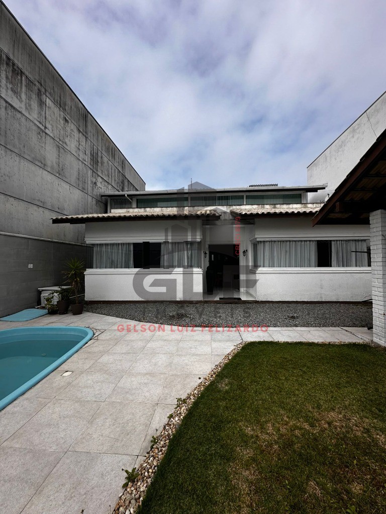 Casa a Vanda ou Locação em Itapema/SC bairro Morretes, com 215m² área privativa, com 3 dormitório sendo 1 suíte, 1 vaga de garagem, e piscina