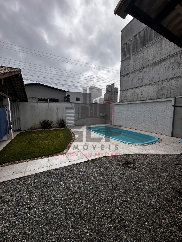 Casa a Vanda ou Locação em Itapema/SC bairro Morretes, com 215m² área privativa, com 3 dormitório sendo 1 suíte, 1 vaga de garagem, e piscina