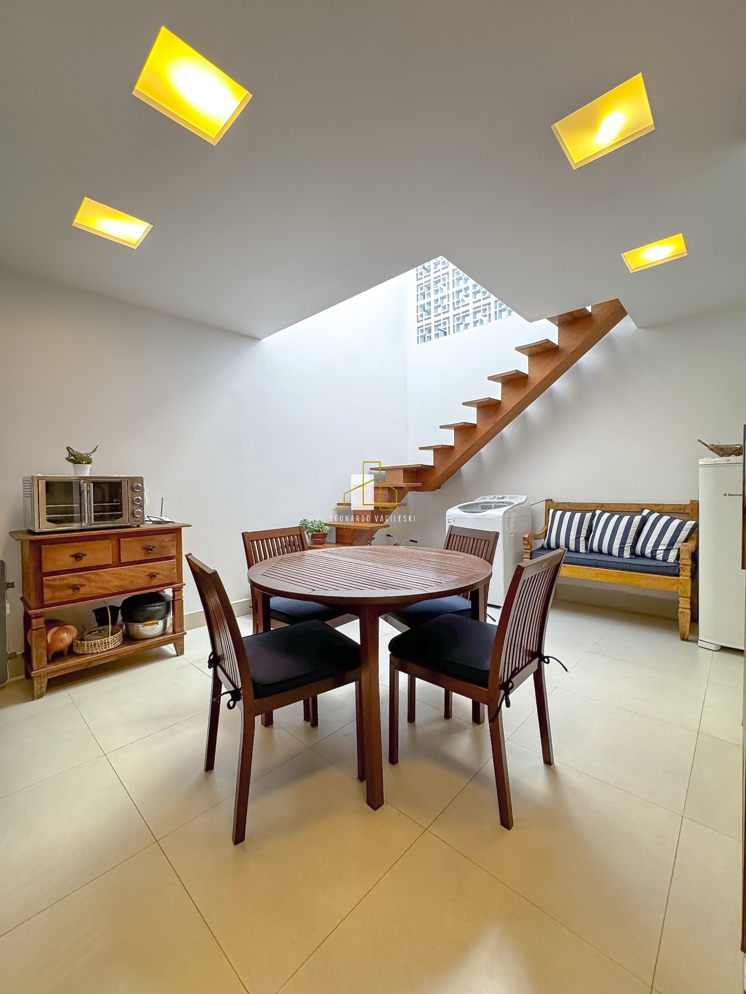 Casa à venda com 3 quartos, 200m² - Foto 2