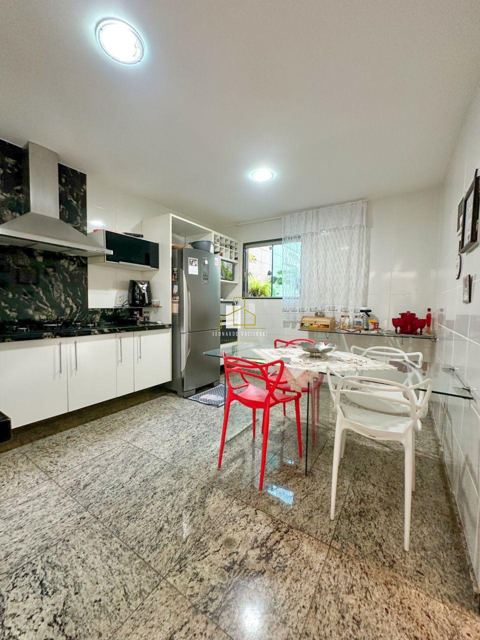 Casa à venda com 4 quartos, 200m² - Foto 4