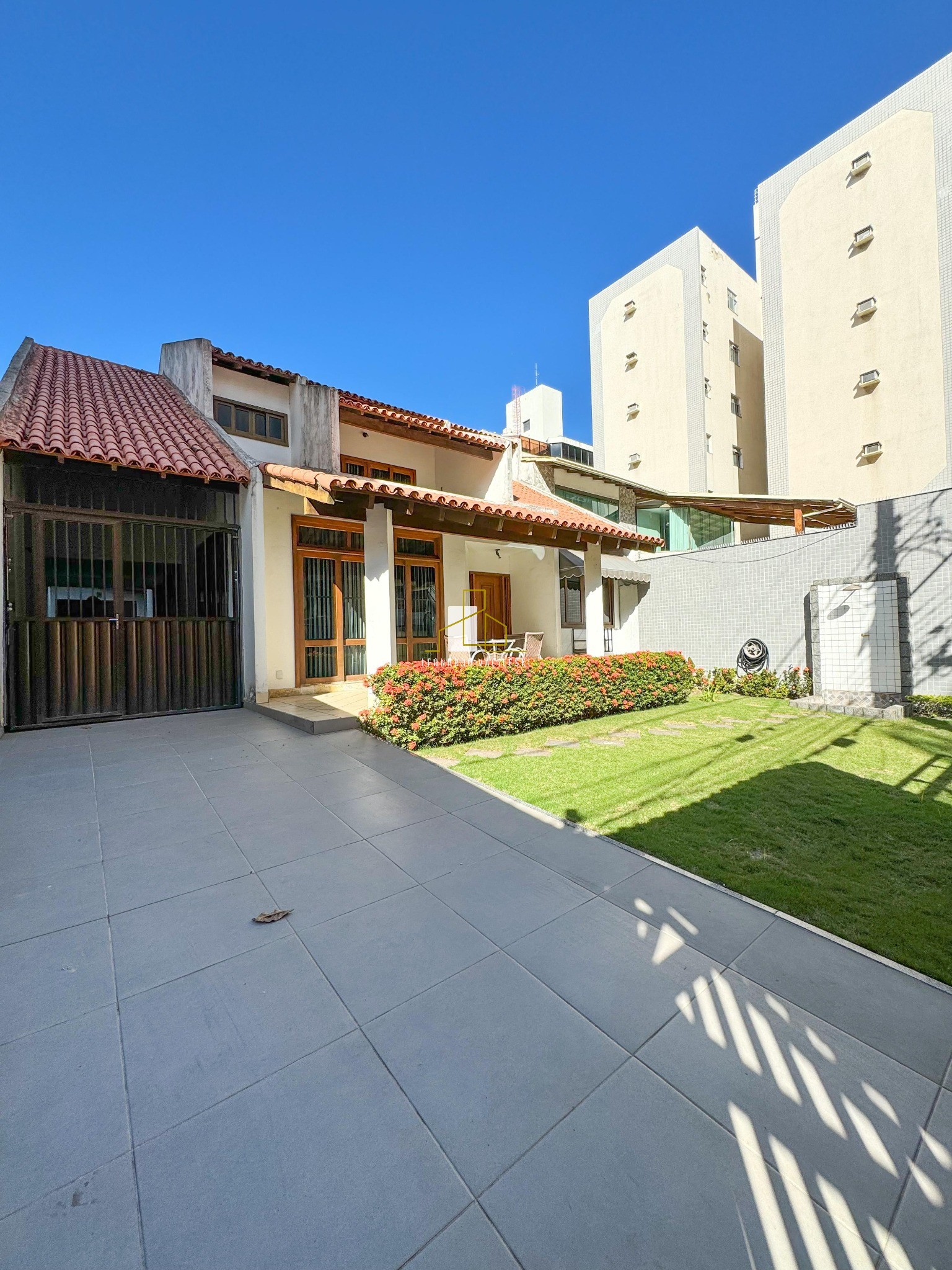 Casa à venda com 4 quartos, 308m² - Foto 2