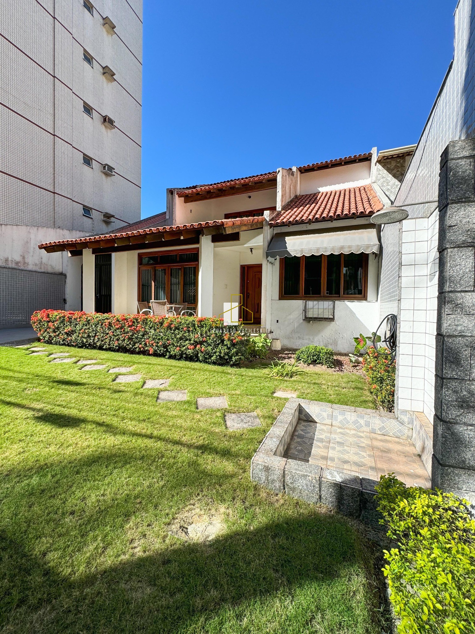 Casa à venda com 4 quartos, 308m² - Foto 1