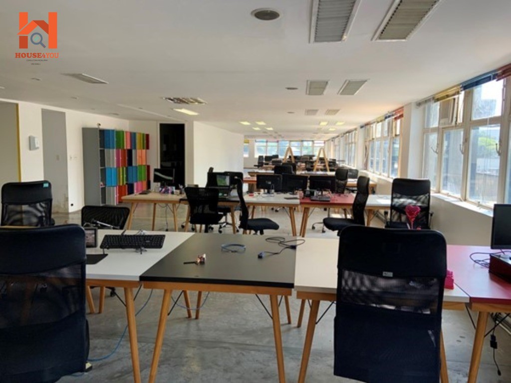 Conjuntos comerciais para locação e venda (R$5.000.000,00). As salas são conjugadas e possuem 448m² e 3 vagas de garagem