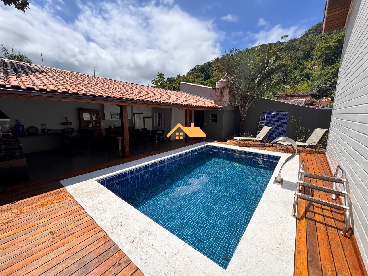 Casa, 5 quartos, 230 m² - Foto 1