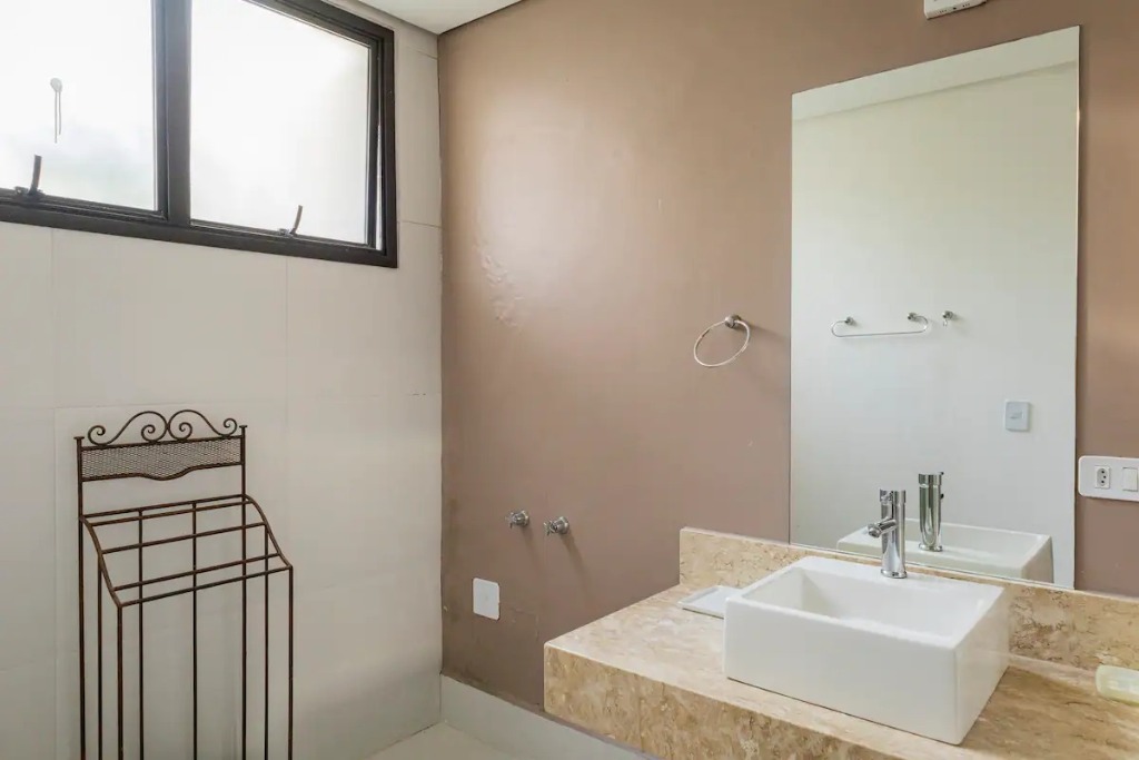 Linda casa em condominio com 5 dormitórios em Camburi localização privilegiada
