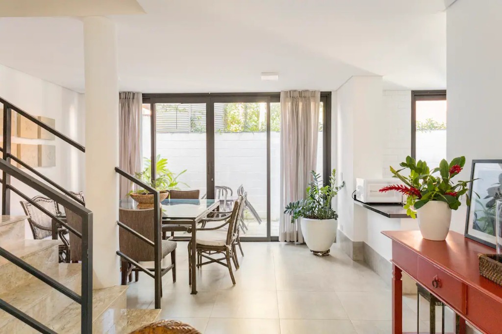 Linda casa em condominio com 5 dormitórios em Camburi localização privilegiada