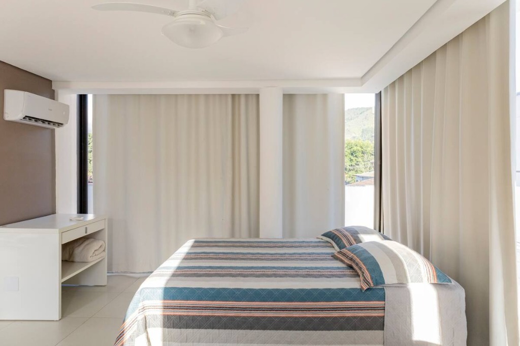 Linda casa em condominio com 5 dormitórios em Camburi localização privilegiada