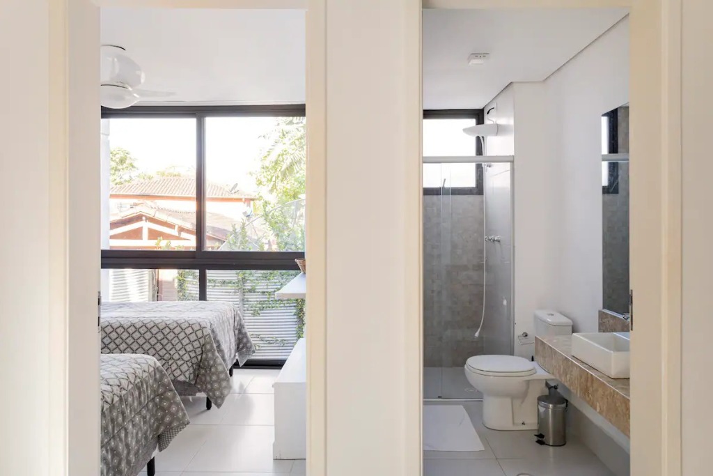 Linda casa em condominio com 5 dormitórios em Camburi localização privilegiada