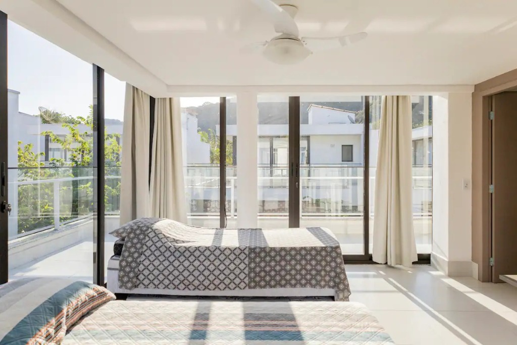 Linda casa em condominio com 5 dormitórios em Camburi localização privilegiada