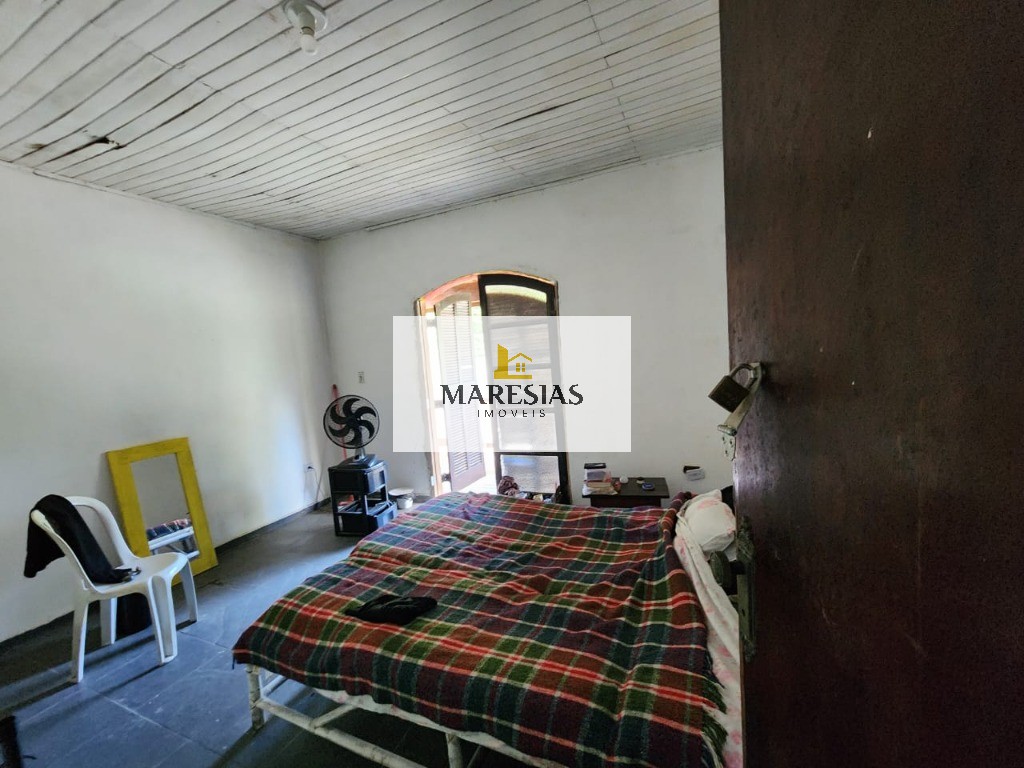 Casa com enorme área construida e amplo terreno
