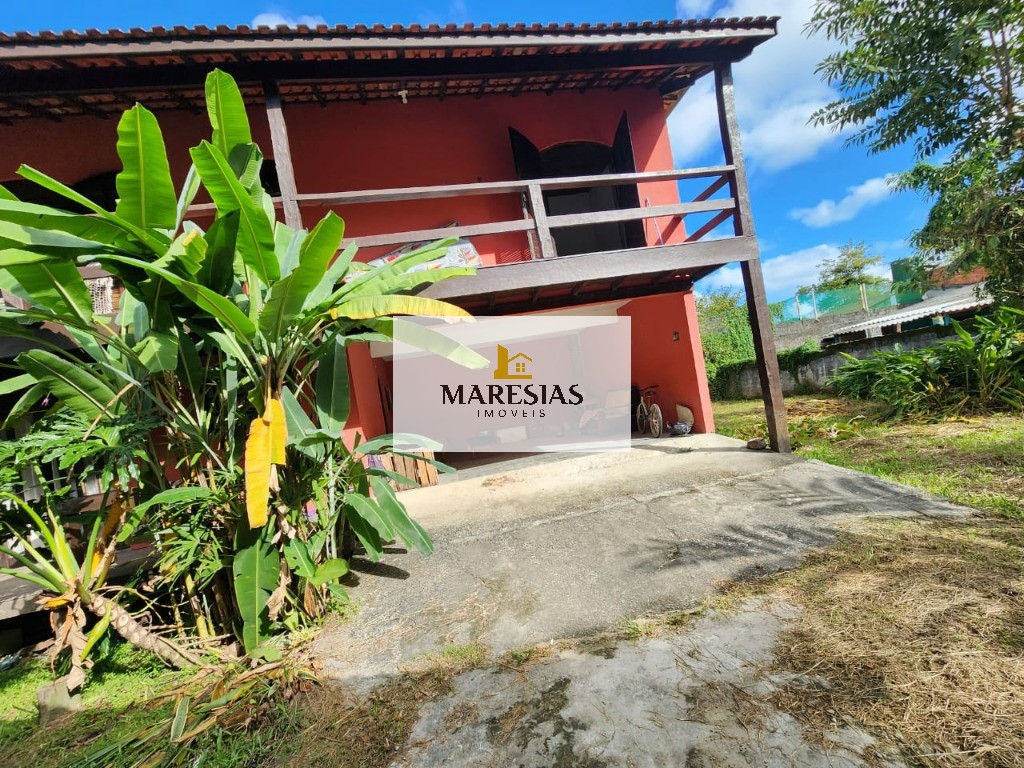 Casa com enorme área construida e amplo terreno