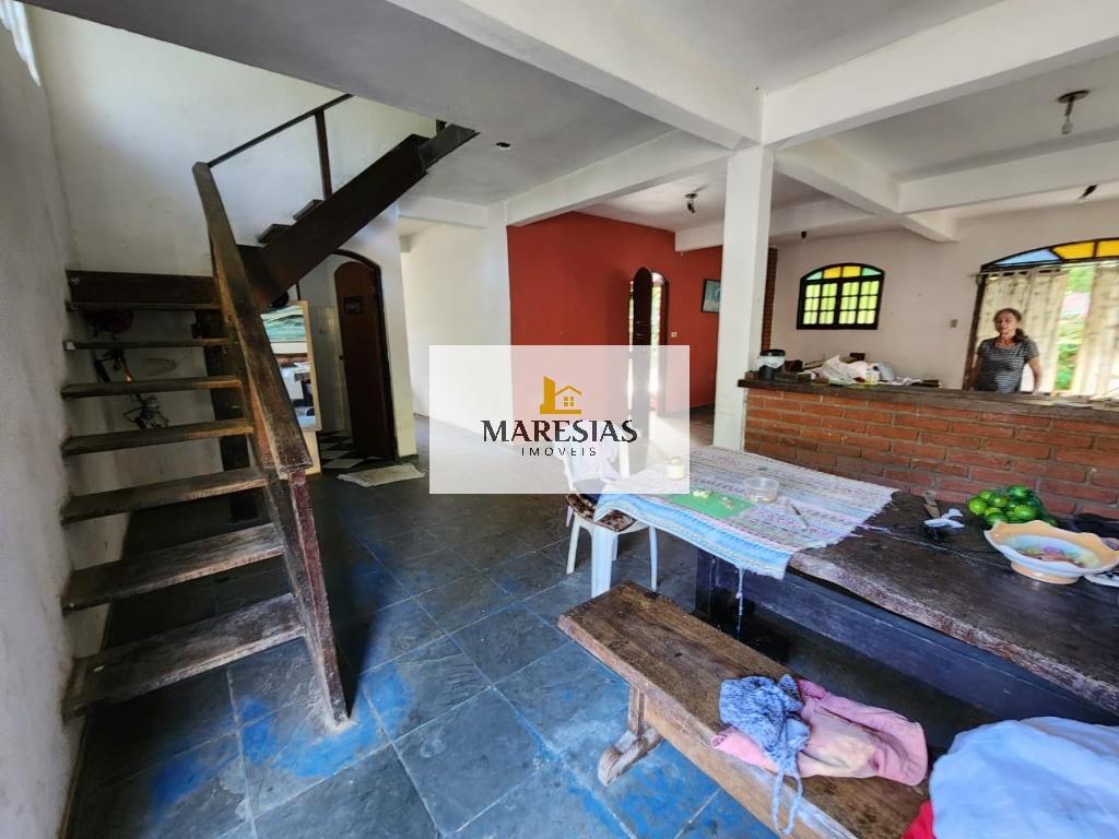 Casa com enorme área construida e amplo terreno