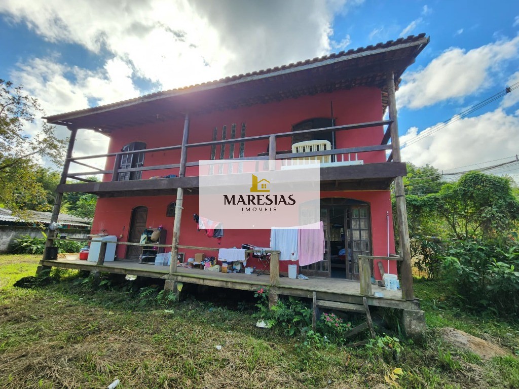 Casa com enorme área construida e amplo terreno