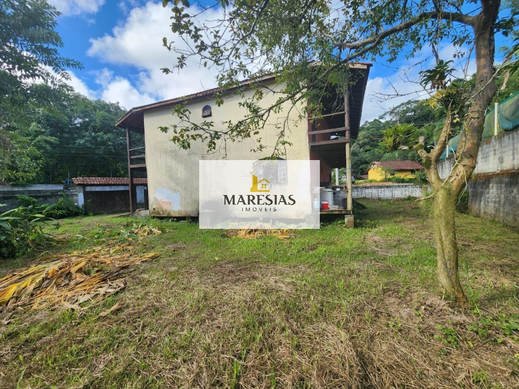 Casa com enorme área construida e amplo terreno