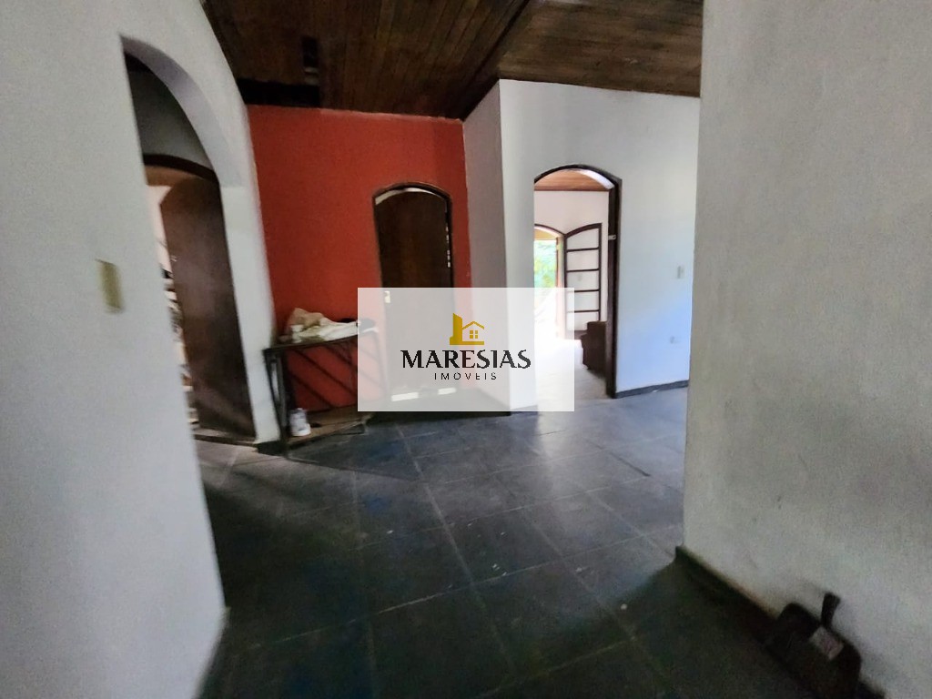 Casa com enorme área construida e amplo terreno