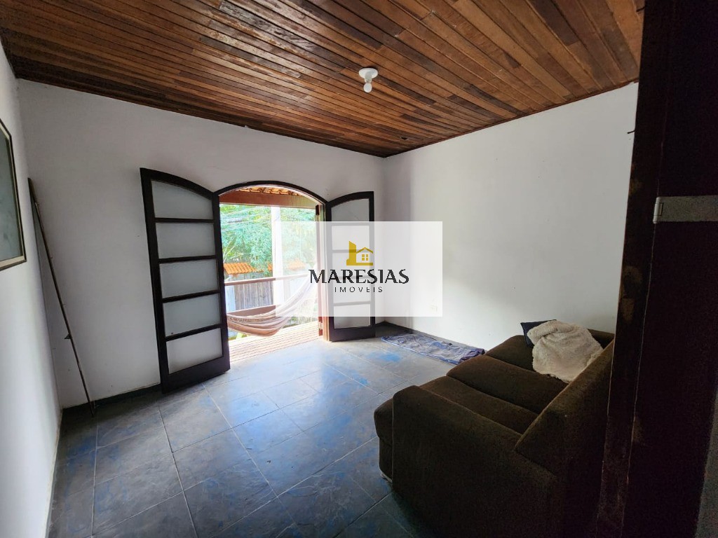Casa com enorme área construida e amplo terreno