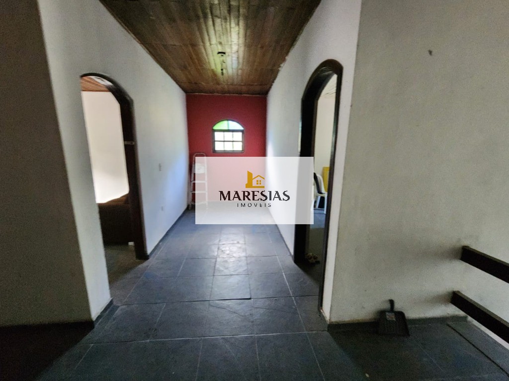 Casa com enorme área construida e amplo terreno