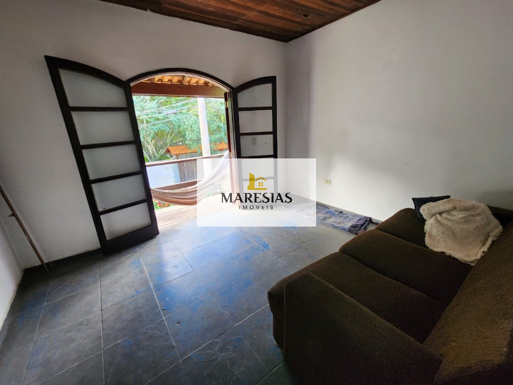 Casa com enorme área construida e amplo terreno
