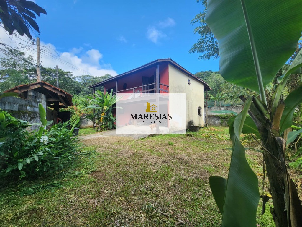 Casa com enorme área construida e amplo terreno