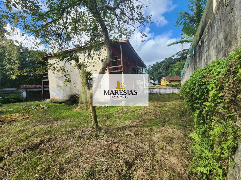 Casa com enorme área construida e amplo terreno