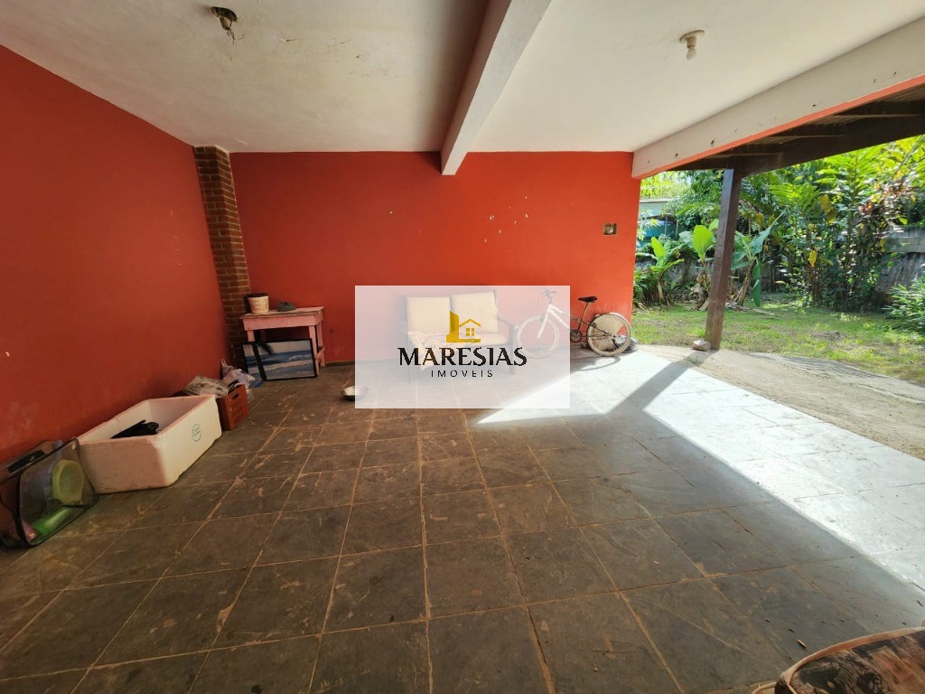 Casa com enorme área construida e amplo terreno