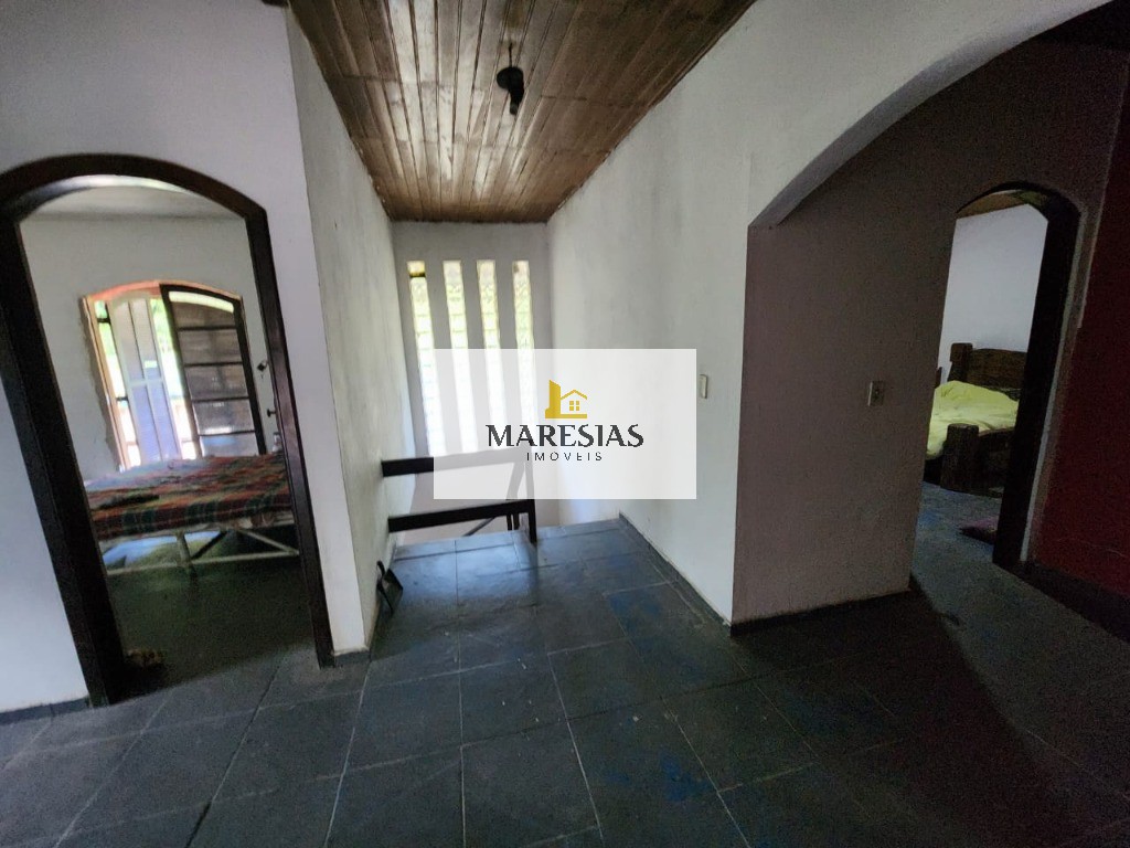 Casa com enorme área construida e amplo terreno