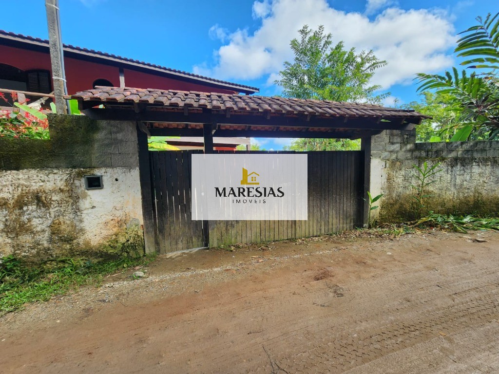 Casa com enorme área construida e amplo terreno