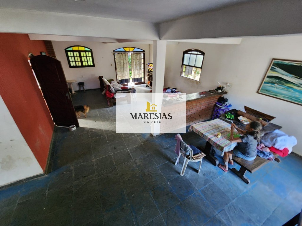 Casa com enorme área construida e amplo terreno