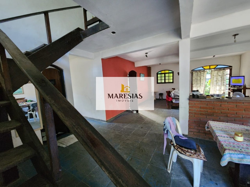 Casa com enorme área construida e amplo terreno