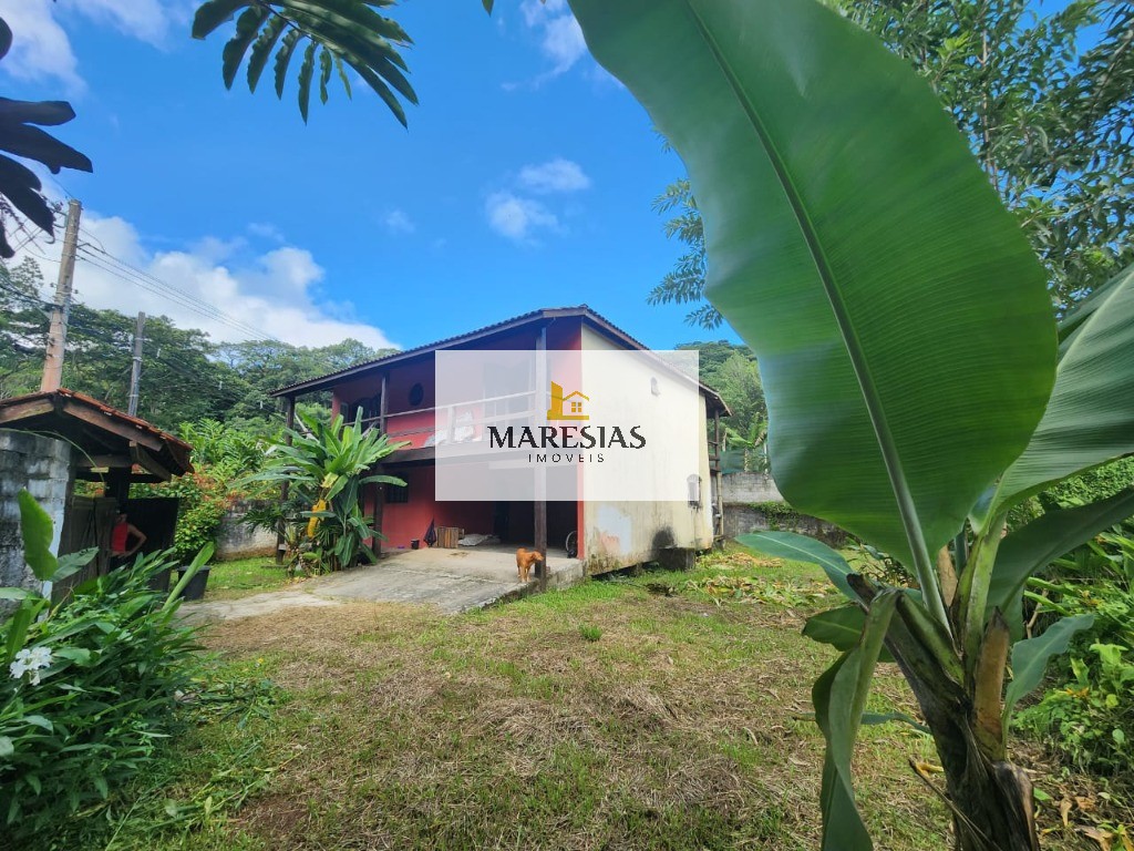 Casa com enorme área construida e amplo terreno