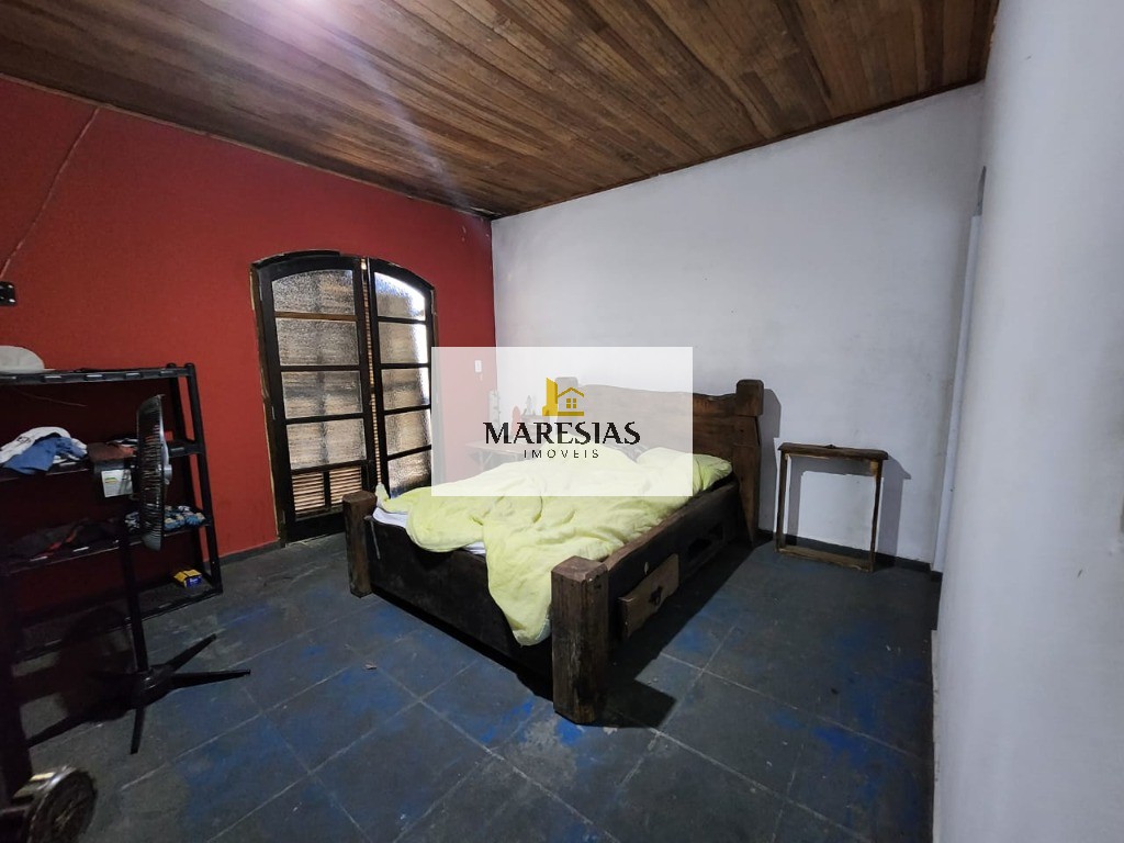 Casa com enorme área construida e amplo terreno