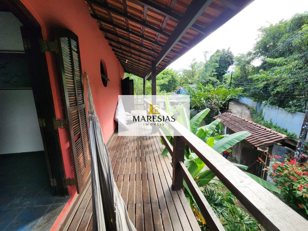 Casa com enorme área construida e amplo terreno