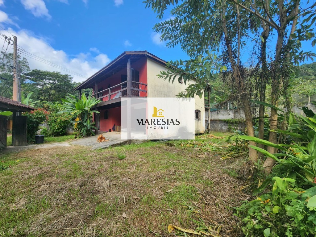 Casa com enorme área construida e amplo terreno