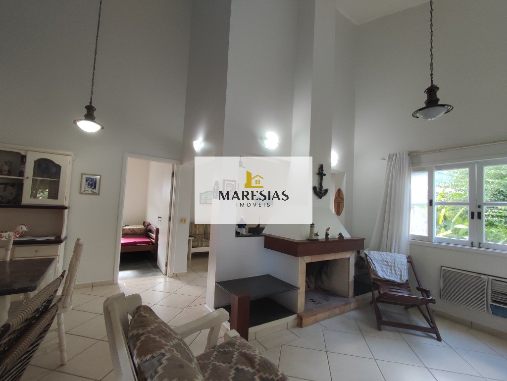 Casa com enorme área construida e amplo terreno