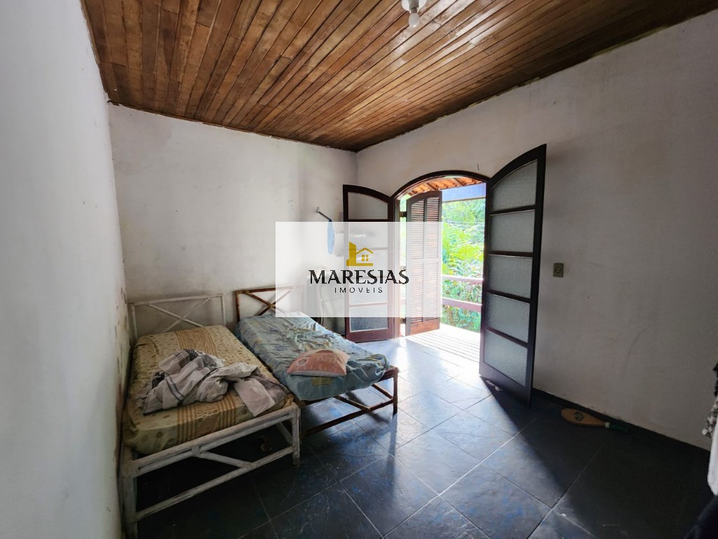 Casa com enorme área construida e amplo terreno