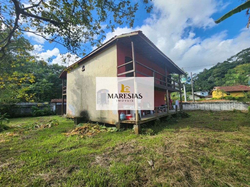 Casa com enorme área construida e amplo terreno