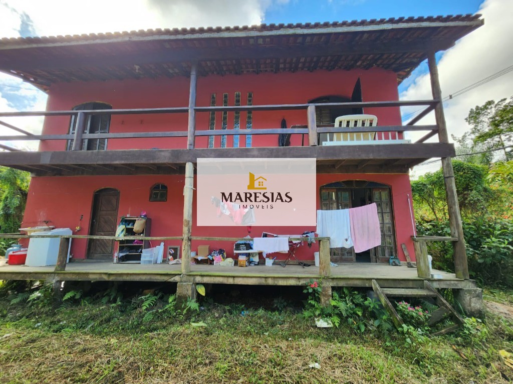 Casa com enorme área construida e amplo terreno