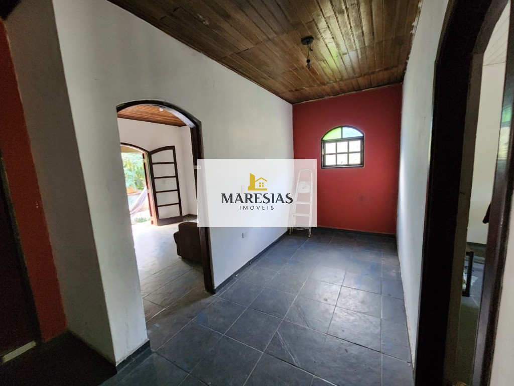 Casa com enorme área construida e amplo terreno