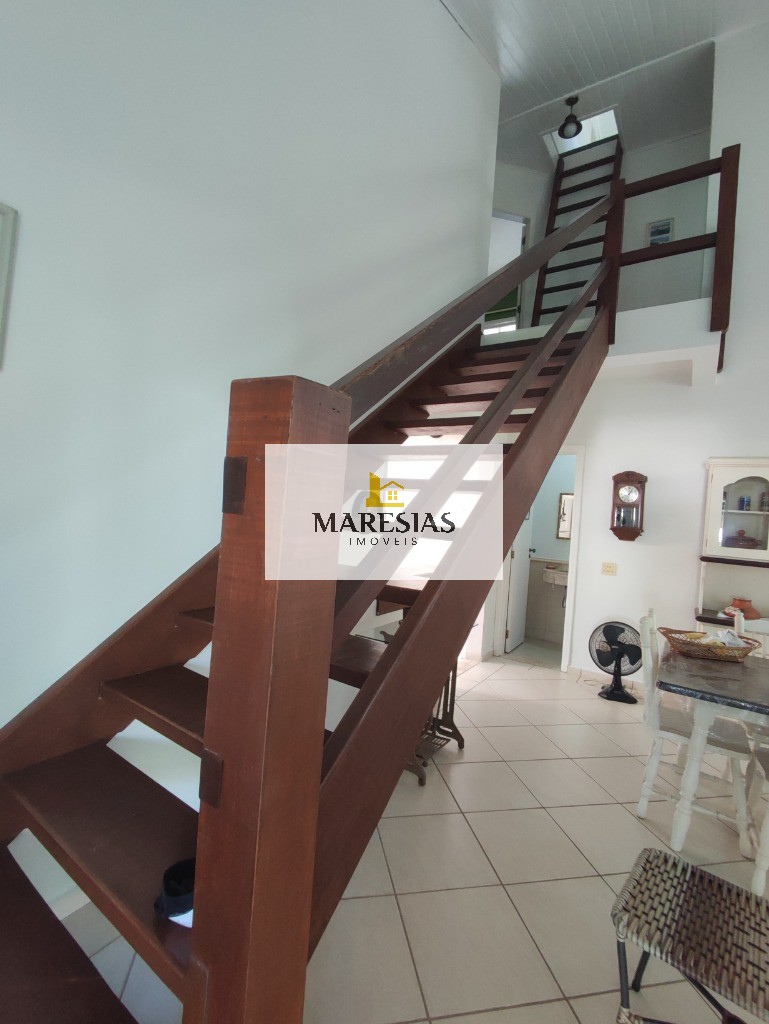 Casa com enorme área construida e amplo terreno