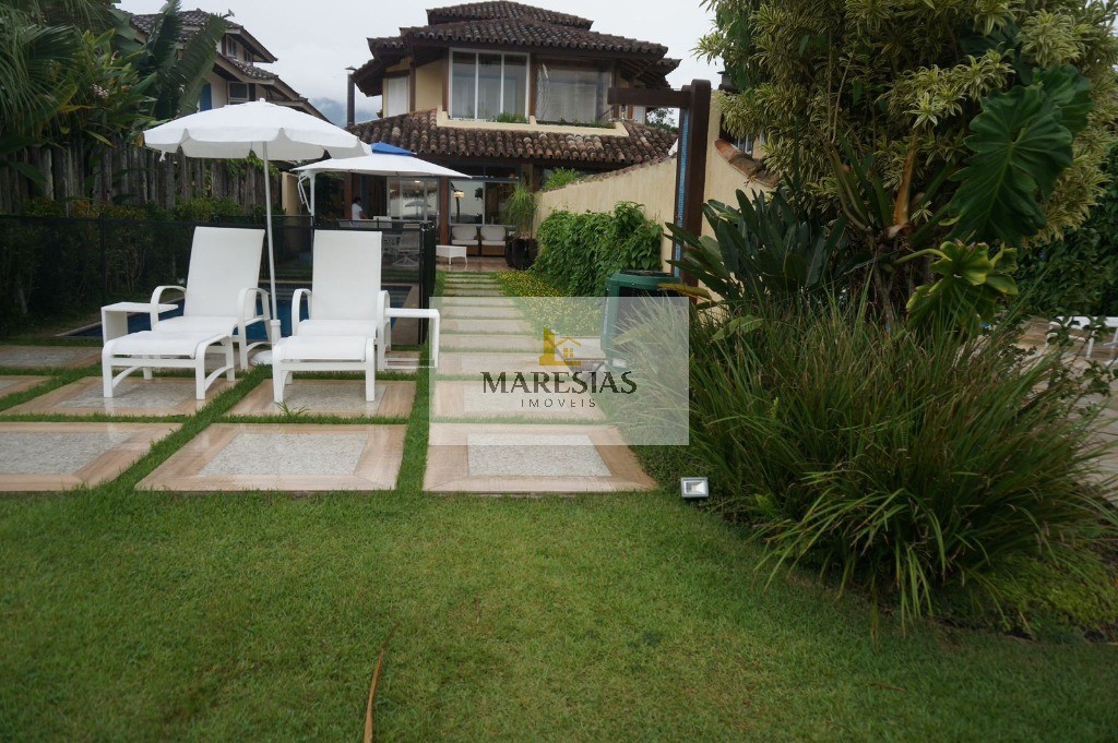 Casa em Camburi pé na areia